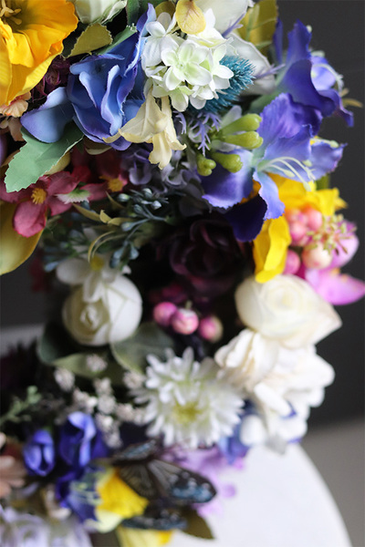 Kwiatowy Miks, wiosenny wianek z motylami