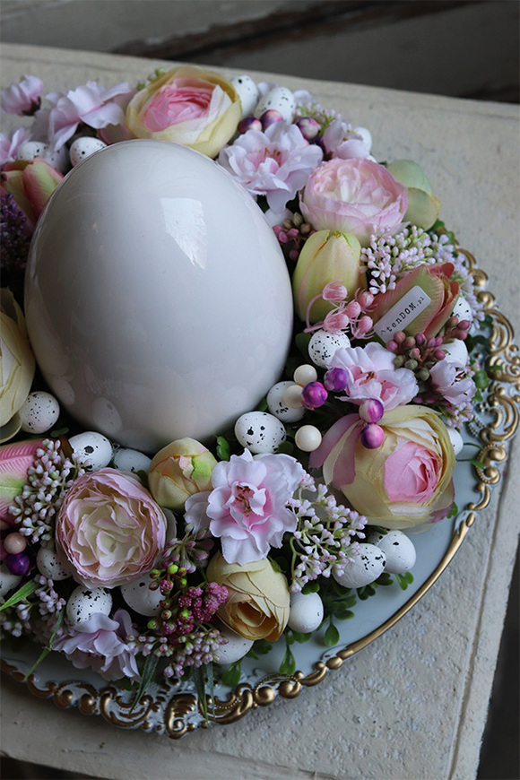 stroik wielkanocny z porcelanowym jajem