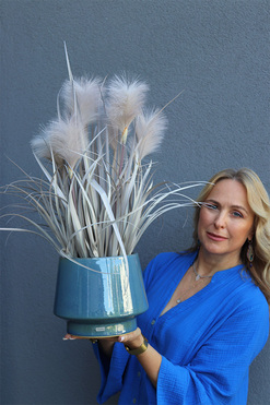 OD RĘKI Kathy Blue, sztuczna trawa w niebieskiej donicy, wys.60cm