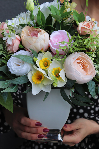 Abella Spring, kompozycja kwiatowa w donicy glamour, wym.40cm