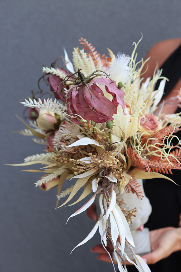 Glorioza Boho, kompozycja w cementowym pucharze