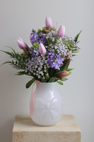 Kokarda Glassier, wazon szklany z kokardą