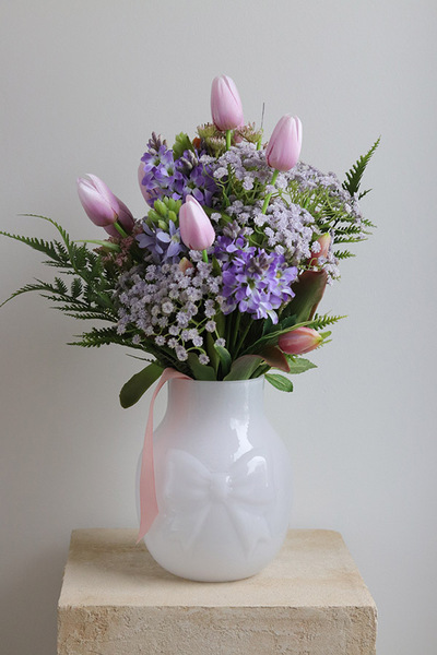 Kokarda Glassier, wazon szklany z kokardą