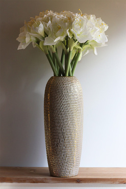 White Bonfire, bukiet amarylisów w złotym wazonie, wys.76cm