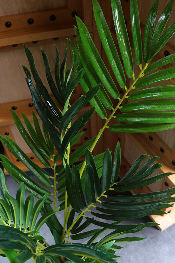 Palma, sztuczna roślina w doniczce