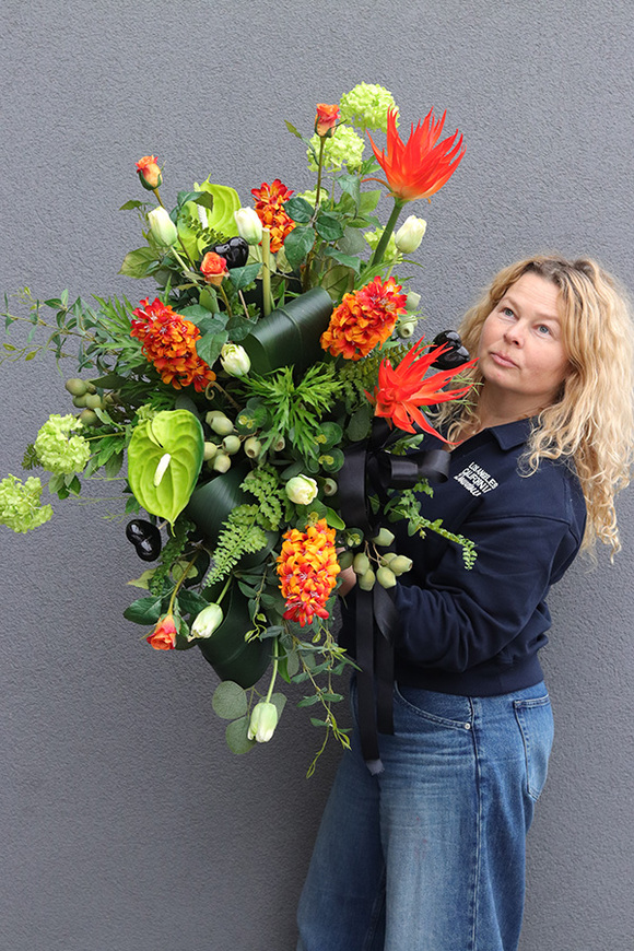 Nefretti Volcan, kompozycja nagrobna w betonowej misie, wym.52x90x65cm