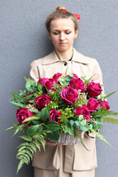 Różowa Róża, kompozycja nagrobna w drewnianym naczyniu