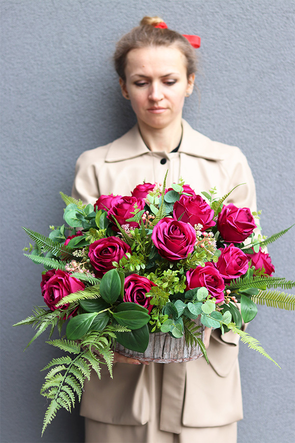 Różowa Róża, kompozycja nagrobna w drewnianym naczyniu