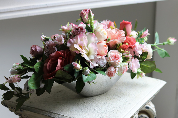 Pink Lady Alladino, kompozycja kwiatowa w lustrzanej misie