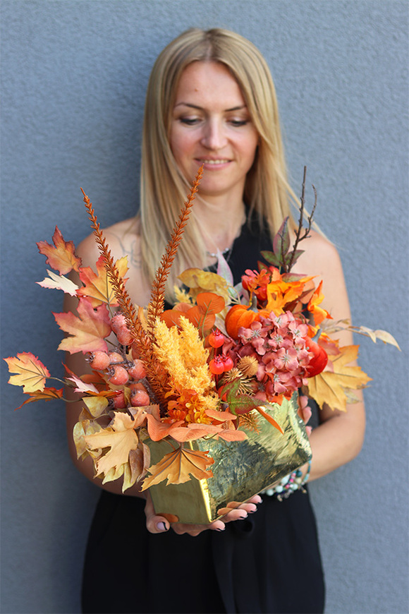  Jesienne Promienie, kompozycja kwiatowa w złotej osłonce, wym.44x50cm