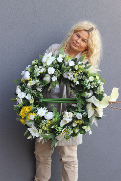 Memoriana 2, duży wieniec nagrobny z kallami, śr.68cm