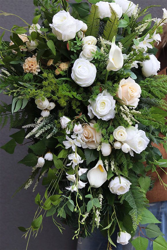 Doris New, biała wiązanka nagrobna