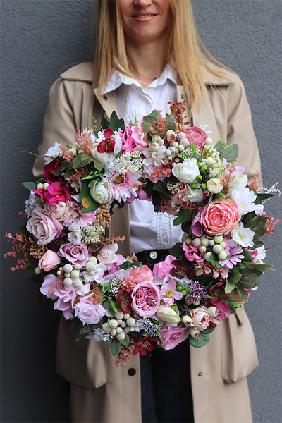 Urete, kwiatowy wianek na drzwi