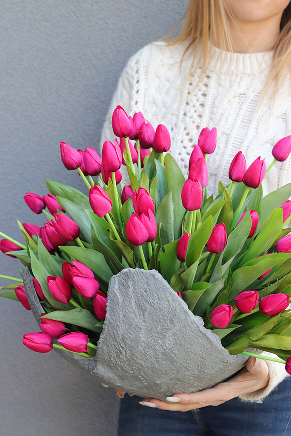 Volcan Magenta Tulips 2, kompozycja nagrobna w misie