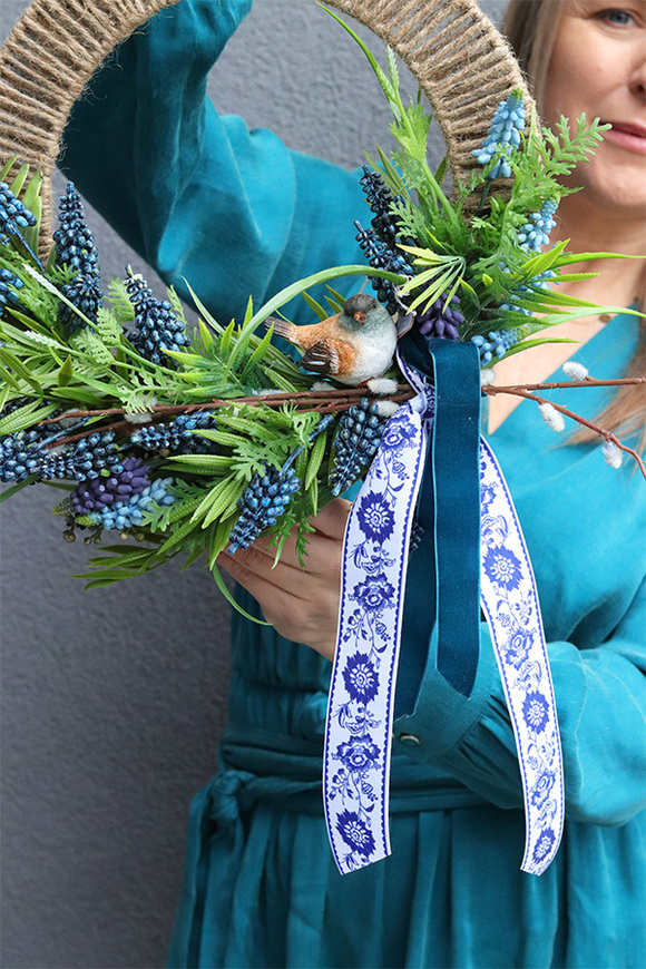 Szafirkowo, wiosenny wianek dekoracyjny z ptaszkiem	