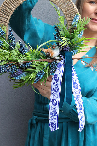 Szafirkowo, wiosenny wianek dekoracyjny z ptaszkiem	