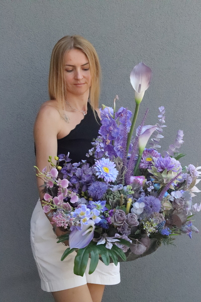 Violet Dori Volcan, nowoczesna kompozycja nagrobna