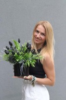 Black Easter, kompozycja z gumowymi tulipanami