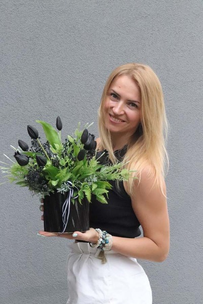 Black Easter, kompozycja z gumowymi tulipanami