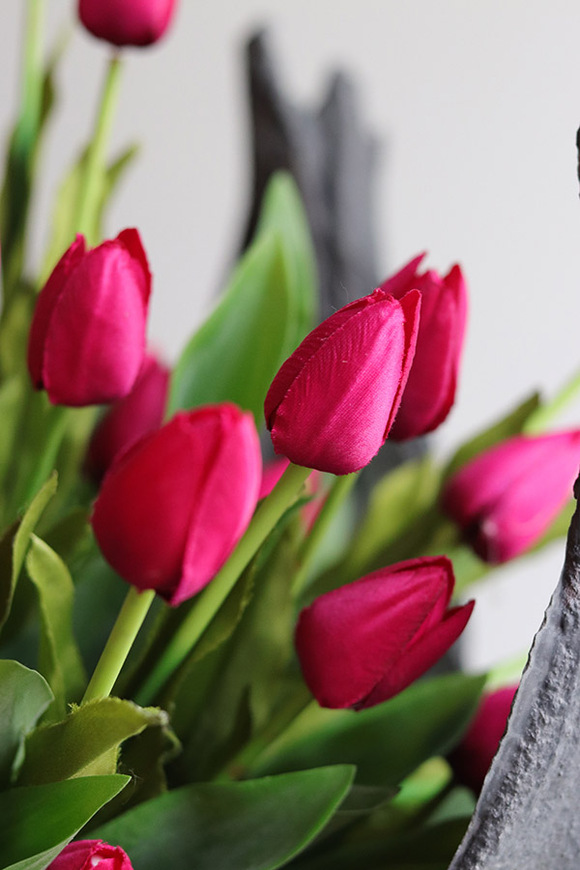 Volcan Magenta Tulips, kompozycja nagrobna w misie