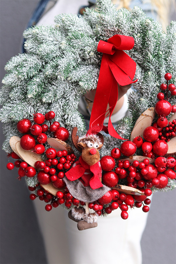 Mroźna Czerwień, świąteczny wianek z reniferem