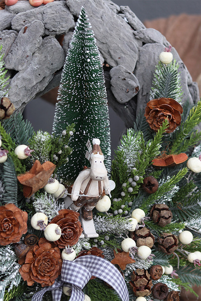 Ren na Nartach, asymetryczny zimowy wianek