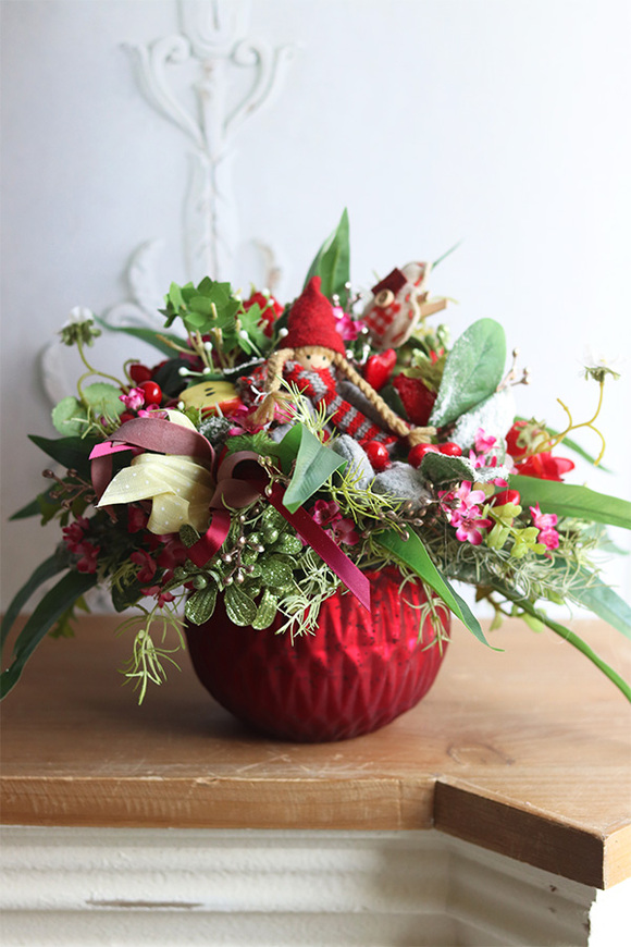 Valentia, kompozycja kwiatowa z laleczką, wys.23cm