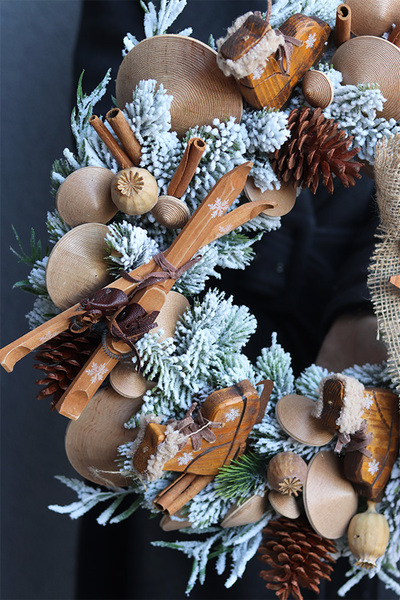 Na Narty, zimowy wianek z drewnianymi elementami, śr.43cm