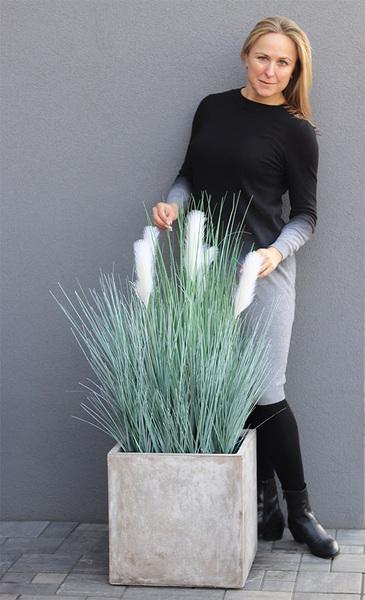 Concrete Square 2, wysokiej jakości sztuczna trawa w betonowej donicy