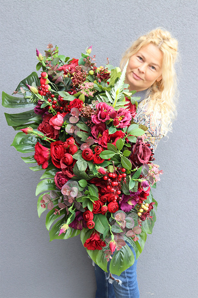 czerwona kompozycja nagrobna, Laos Augustina Redunia, wys.65x105cm 