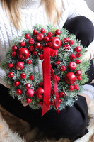 Red Home, zimowy wianek na drzwi