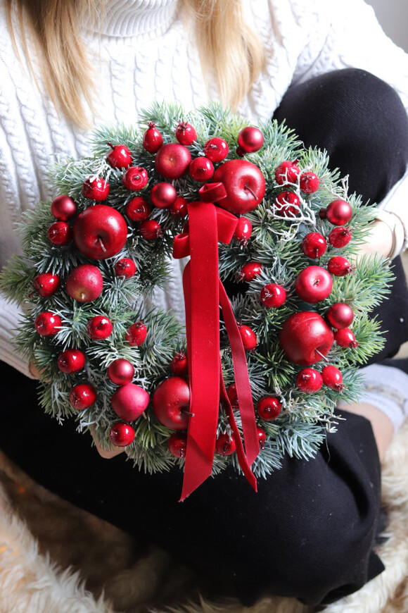 Red Home, zimowy wianek na drzwi