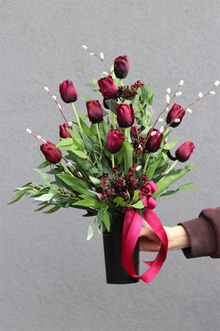 Tulipaneo Bordo, bukiet nagrobny we wkładzie do wazonu, dł.50cm 
