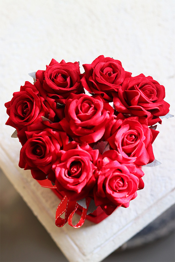 czerwony flowerbox z różami na walentynki, Serce, wym.16x16cm