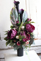 Nedista, fioletowy bukiet nagrobny z kallami, wys.62cm 