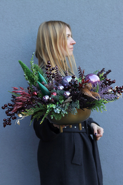 OD RĘKI Royal Christmas, fioletowy stroik świąteczny w naczyniu, wym.35x60cm