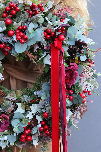 Scarlett, zimowy wianek z bombkami