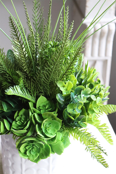 Jerudo A, kompozycja sukulenty w białej donicy, wys.27cm