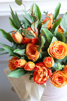 Orange Decor, flowerbox welurowy z pomarańczowymi kwiatami