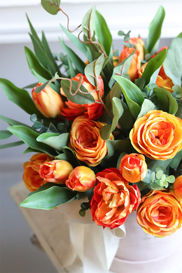 Orange Decor, flowerbox welurowy z pomarańczowymi kwiatami