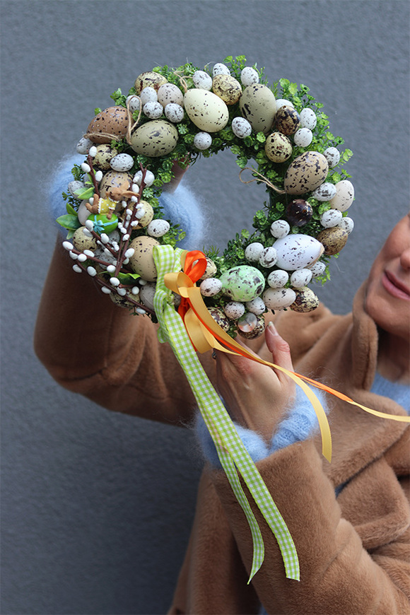 Kolorowe Wstążki, wielkanocny wianek na drzwi z jajkami
