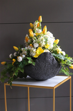 Amira Volcan, kompozycja nagrobna w misie, wys.60cm 