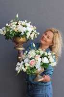 Esmeralda, bogata kompozycja kwiatowa w pucharze, wym.38x45cm