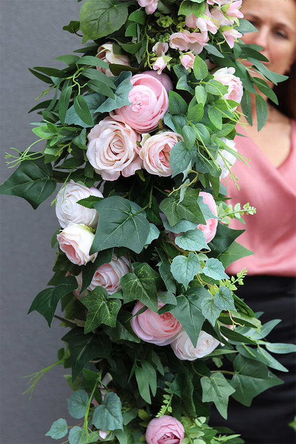 Beatrycze Morelle, dekoracyjna girlanda kwiatowa