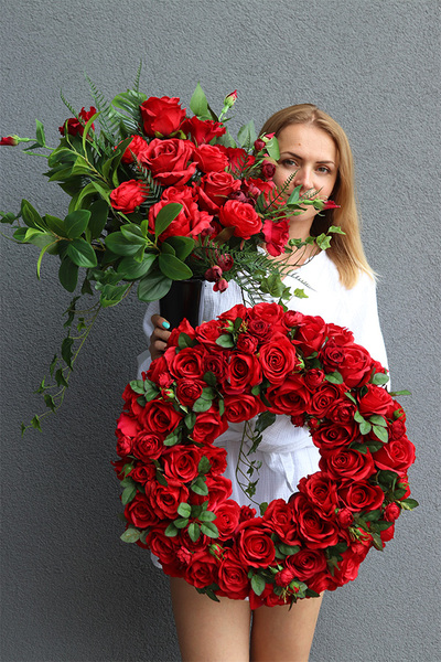 Czerwień Georeni, bukiet nagrobny we wkładzie