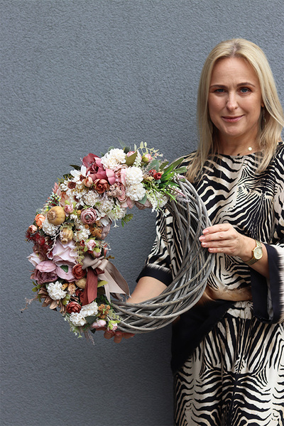 Terania Beige, asymetryczny wianek w brązach