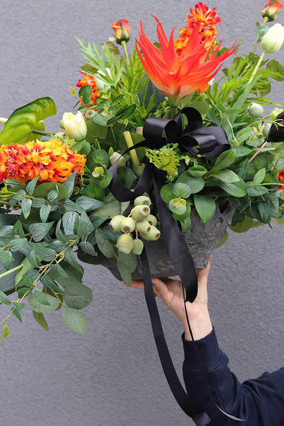 Nefretti Volcan, kompozycja nagrobna w betonowej misie, wym.52x90x65cm