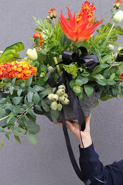 Nefretti Volcan, kompozycja nagrobna w betonowej misie, wym.52x90x65cm