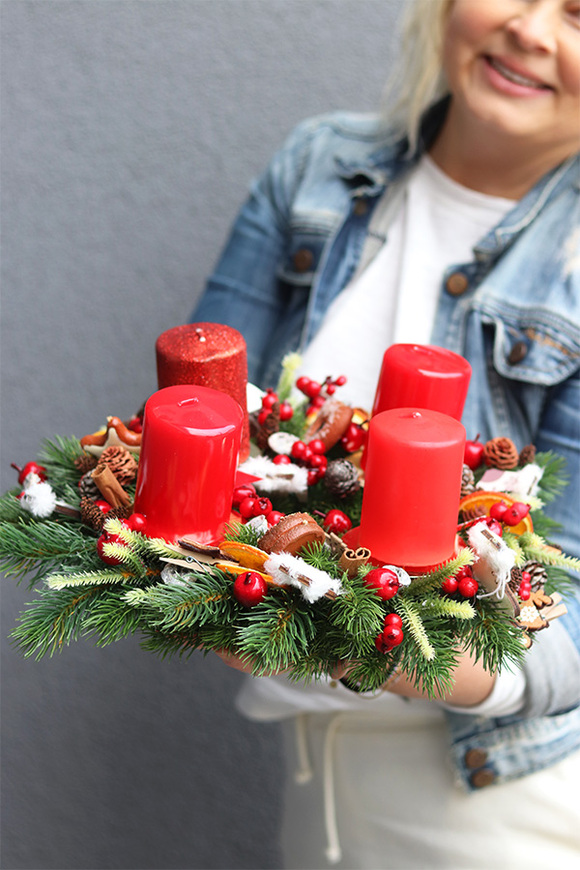 Adwent, świąteczny wianek stroik z czterema świecami