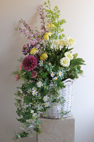 Spring Provance, dekoracja kwiatowa w koszu